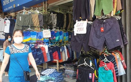 Hà Nội: Hàng loạt cửa hàng quần áo, thời trang treo biển giảm giá, tuyển nhân viên trong ngày đầu được kinh doanh trở lại