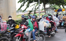 Nhiều người tự ý chạy xe máy rời TP.HCM về quê bị lực lượng chức năng chặn lại