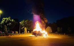 Xế hộp BMW bốc cháy ngùn ngụt, cả gia đình 3 người trong xe thoát nạn