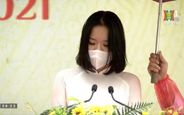 Nữ sinh đại diện phát biểu trong lễ khai giảng của Hà Nội gây bão vì quá xinh xắn