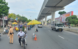 Hà Nội: Cảnh sát lập chốt dài hơn 1km kiểm tra người dân đi vào "vùng đỏ"