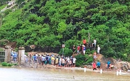 Áo mưa mắc vào thuyền khi bị lật, người đánh cá có tiếng bơi giỏi tử vong