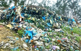 Rác thải chôn lấp lộ thiên chậm xử lý, bãi biển ở Thừa Thiên Huế ngập trong rác