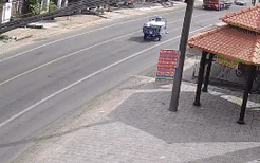 Xe ba gác lao sang làn bên cạnh đâm trúng xe bồn chạy hướng ngược chiều, hiện trường ngổn ngang gây ám ảnh