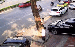 Lexus "không người lái" phi thẳng ra giữa phố đông, 2 người đàn ông đuổi theo cản