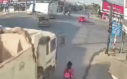 Tài xế tải ben cố vượt lên dù đèn báo vàng cán trúng 2 bà cháu, khoảnh khắc tai nạn vô cùng ám ảnh