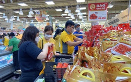 Hàng hóa Tết dồi dào, người dân rộn ràng mua sắm trước thềm năm mới