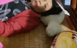 Con gái ở Nhật bất ngờ về nhà ăn Tết trong đêm, mẹ đang ngủ tỉnh dậy không nhận ra con, hành động sau đó xem mà thương