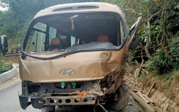 Xe chở khách lao vào vách núi, 31 hành khách thoát cửa tử trong gang tấc