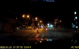 Vượt đèn đỏ ngay trước mặt CSGT, thanh niên gây hoạ nghiêm trọng sau đó vài giây