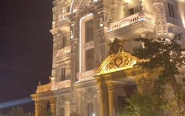 Lâu đài hot nhất Long An trang trí Tết: Cứ về đêm là sáng nhất quốc lộ 1A, bên trong lung linh dát vàng chuẩn giới "siêu giàu"