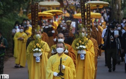 Hàng nghìn người đưa tiễn Thiền sư Thích Nhất Hạnh trong nghi lễ tâm tang