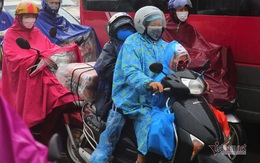 Trùm kín áo mưa, nghìn người ùn ùn rời phố về quê ăn Tết