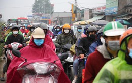 Người dân đội mưa rời Hà Nội về quê ăn Tết