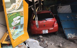 Quý bà ở TP.HCM lái ô tô đâm 2 xe máy, tông sập cổng nhà dân