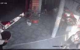 Côn đồ hành hung, bê thớt gỗ đáp thẳng vào đầu người phụ nữ: Khoảnh khắc kinh hãi