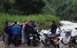 Ngã xuống suối, một bé gái bị nước cuốn trôi