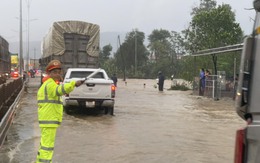 Quốc lộ 1A qua Thừa Thiên Huế bị ngập, CSGT túc trực hướng dẫn người đi đường
