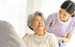 Nhìn thấy tấm thiệp mời của chị dâu mà mẹ tôi rưng rưng nước mắt
