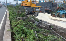 TP.HCM: Xe tải mất thắng lao dải phân cách rồi lật ngang, hàng tấn gạo đổ ra đường