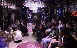 "Động bay lắc" trong quán karaoke Hollywood