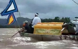 Xót xa cảnh đưa người phụ nữ tử vong do nước lũ đi chôn cất