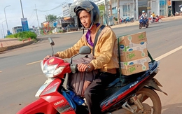 Chạy xe máy hơn 800km mang hàng cứu trợ đến người dân vùng lũ