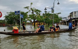 Ảnh: Du khách ngồi ghe qua đường ngập lụt, người dân cất vó bắt cá bên kinh thành Huế