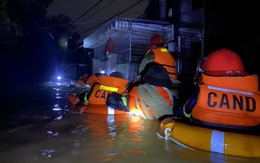 Thừa Thiên Huế: Nước lũ lên nhanh, ngập lụt nhiều nơi, xuyên đêm ứng cứu người mắc kẹt