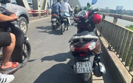 Hà Nội: Người phụ nữ bỏ lại xe máy, nhảy cầu Chương Dương
