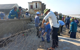 Hà Tĩnh: Gần 300 người nỗ lực gia cố kè biển sạt lở