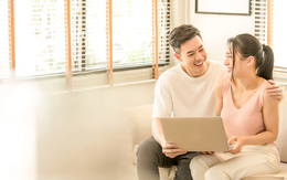 Ngày tân gia, chồng tôi kính cẩn đặt di ảnh của mẹ vợ lên bàn thờ