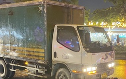Người đàn ông văng xa 5 m khi va chạm xe tải ở TP.HCM