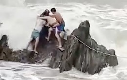 Du khách mải chụp ảnh bị sóng biển xô ngã, cuốn trôi
