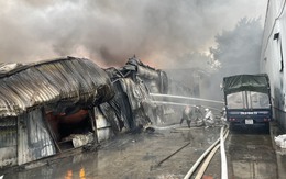 Hà Nội: Nhà kho 800m2 cháy ngùn ngụt giữa trời mưa, 1 người tử vong