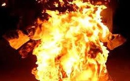 Người phụ nữ tẩm xăng tự thiêu