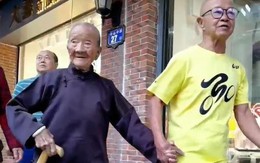 Con trai 88 tuổi đưa mẹ 110 tuổi đi mua sắm, cả phố xôn xao