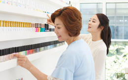 4 giờ sáng, tôi kinh ngạc khi thấy mẹ chồng ngồi gọt rau củ trong bếp