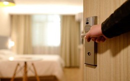 Về phòng trọ lúc nửa đêm, vợ phát hiện chồng ngoại tình với hàng xóm