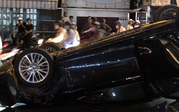 TP HCM: Xe sang lật ngửa giữa giao lộ Phạm Văn Đồng - Tô Ngọc Vân