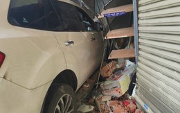 Thanh niên 20 tuổi lái ô tô 7 chỗ đâm sập tường căn nhà ở TP.HCM