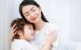 Đêm tân hôn tôi khóc nghẹn khi nhận món quà từ con riêng của chồng