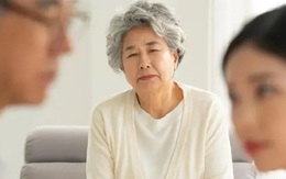Vào ngày chia tài sản, chúng tôi bất ngờ với sự có mặt của cô hàng xóm