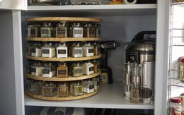 8 cách lưu trữ gia vị để căn bếp gia đình luôn gọn gàng, ngăn nắp