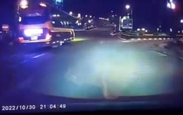 Xe khách đổ dốc tông chết một học sinh