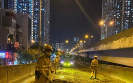 CSGT xúc cát ngăn vết dầu loang, giúp xe không trượt ngã trên đường Vành đai 3