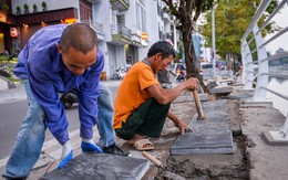 Lan can hồ Tây dọc phố Nguyễn Đình Thi được thay mới toàn bộ