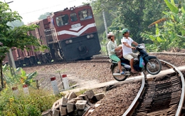 Đôi vợ chồng thương vong vì cố băng qua đường sắt: Nhanh 1 phút ân hận cả đời