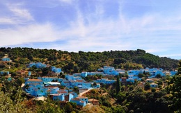 Ngôi làng 'Xì trum' toàn màu xanh ở Tây Ban Nha