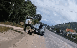 Người đàn ông đạp vào đầu phụ nữ giữa đường đông người, gây phẫn nộ